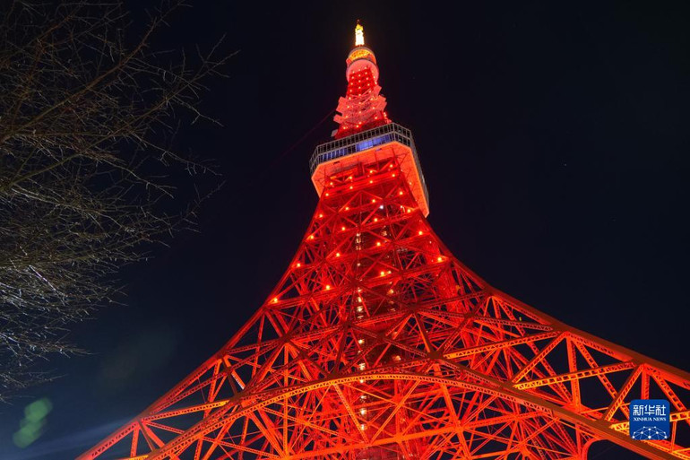 Tháp Tokyo ở Nhật Bản rực rỡ màu đỏ của Tết. (Ảnh: Tân Hoa Xã)