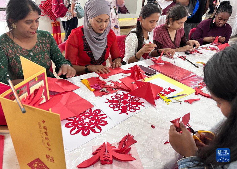 Trải nghiệm nghệ thuật cắt giấy truyền thống tại Port Louis, thủ đô của Mauritius. (Ảnh: Tân Hoa Xã)