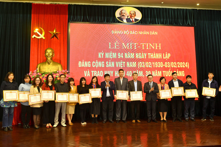 Tổng Biên tập Lê Quốc Minh và Phó Tổng Biên tập Quế Đình Nguyên trao Giấy khen của Đảng ủy Báo Nhân Dân cho các đảng viên hoàn thành xuất sắc nhiệm vụ năm 2023. (Ảnh: ĐĂNG KHOA) Tổng Biên tập Lê Quốc Minh và Phó Tổng Biên tập Quế Đình Nguyên trao Giấy khen của Đảng ủy Báo Nhân Dân cho các đảng viên hoàn thành xuất sắc nhiệm vụ năm 2023. (Ảnh: ĐĂNG KHOA)