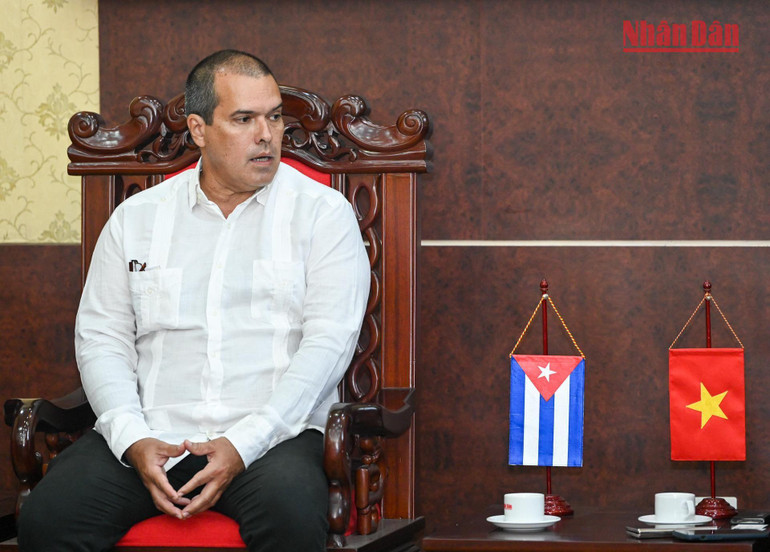 Chủ tịch hãng Thông tấn Prensa Latina Luis Enrique González Acosta phát biểu tại buổi tiếp. (Ảnh: DUY LINH)