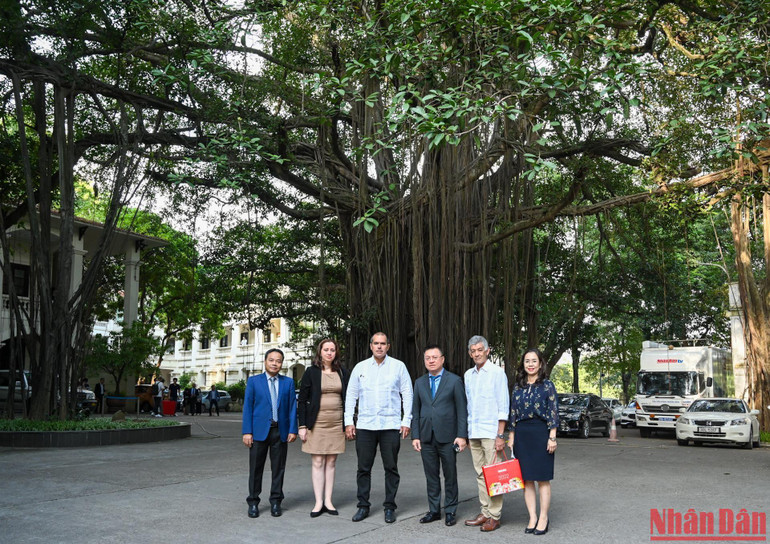 Tổng Biên tập Báo Nhân Dân Lê Quốc Minh và Chủ tịch hãng Thông tấn Prensa Latina Luis Enrique González Acosta cùng các đại biểu chụp ảnh lưu niệm. (Ảnh: DUY LINH)