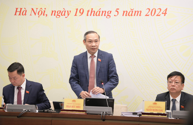 Ông Phan Đức Hiếu, Ủy viên Thường trực Ủy ban Kinh tế của Quốc hội phát biểu tại họp báo. (Ảnh: DUY LINH)