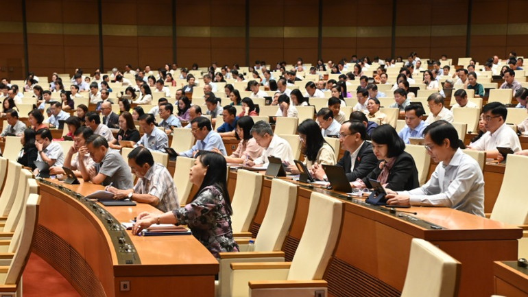 Các đại biểu tham dự phiên họp. (Ảnh: BÙI GIANG)