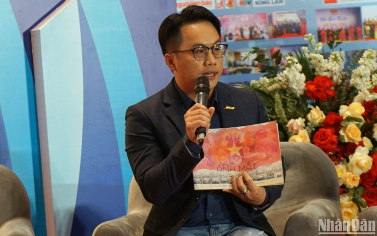 Nhà báo Võ Huỳnh Tấn Tài và cuốn kỷ yếu đặc biệt tại tọa đàm. (Ảnh: TRUNG HƯNG)