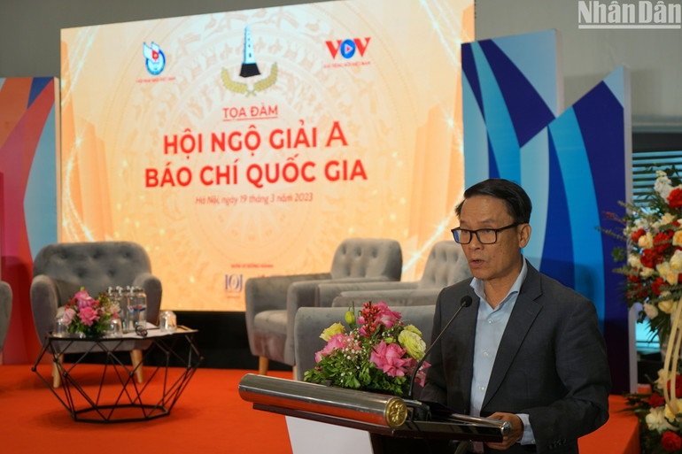 Phó Chủ tịch Thường trực Hội Nhà báo Việt Nam Nguyễn Đức Lợi phát biểu tại tọa đàm. (Ảnh: TRUNG HƯNG)