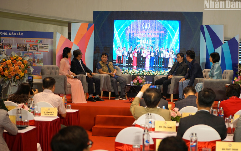 Tọa đàm là dịp để thắp lên ngọn lửa đam mê nghề nghiệp, động viên các nhà báo tiếp tục dấn thân và sáng tạo để cho ra đời những tác phẩm xuất sắc hơn nữa. (Ảnh: TRUNG HƯNG)