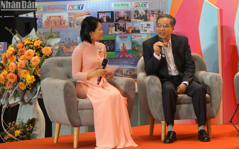 Nhà báo Bắc Văn, Báo Nhân Dân chia sẻ về loạt bài của mình đã giành Giải A Giải Báo chí quốc gia năm 2017. (Ảnh: TRUNG HƯNG)