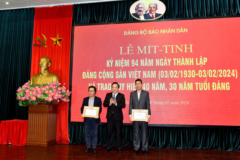 Đồng chí Đỗ Việt Hà, Phó Bí thư Đảng ủy Khối các cơ quan Trung ương trao Bằng khen của Đảng ủy Khối các cơ quan Trung ương cho các đảng viên hoàn thành xuất sắc nhiệm vụ 5 năm liền (2018-2022) thuộc Đảng bộ Báo Nhân Dân. (Ảnh: ĐĂNG KHOA) Đồng chí Đỗ Việt Hà, Phó Bí thư Đảng ủy Khối các cơ quan Trung ương trao Bằng khen của Đảng ủy Khối các cơ quan Trung ương cho các đảng viên hoàn thành xuất sắc nhiệm vụ 5 năm liền (2018-2022) thuộc Đảng bộ Báo Nhân Dân. (Ảnh: ĐĂNG KHOA)