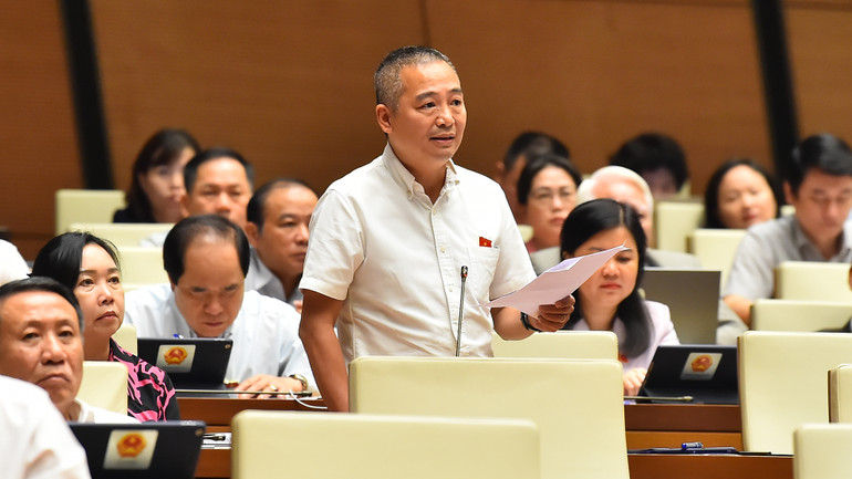 Đại biểu Nguyễn Lân Hiếu - Đoàn đại biểu Quốc hội tỉnh Bình Định phát biểu tranh luận. (Ảnh: THỦY NGUYÊN) Đại biểu Nguyễn Lân Hiếu - Đoàn đại biểu Quốc hội tỉnh Bình Định phát biểu tranh luận. (Ảnh: THỦY NGUYÊN)