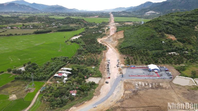 Vị trí khởi công Dự án thành phần đầu tư xây dựng cao tốc Bắc-Nam đoạn Vân Phong-Nha Trang. (Ảnh: H.DUNG)