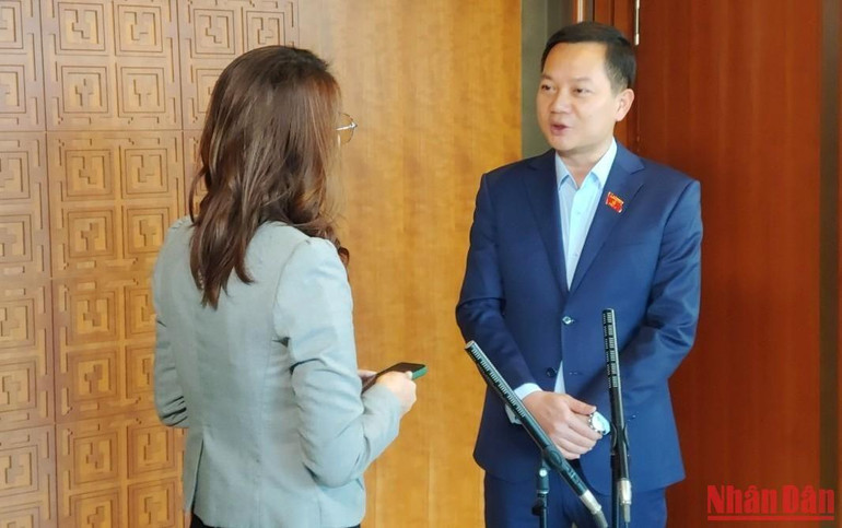 Đại biểu Trịnh Xuân An (Đồng Nai) trả lời phỏng vấn bên hành lang Quốc hội. (Ảnh: TRUNG HƯNG)