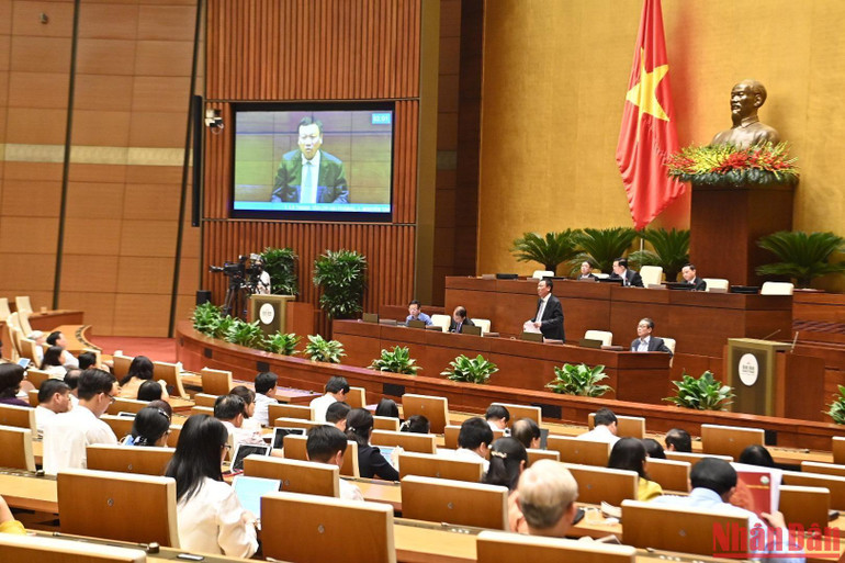 Tổng Thanh tra Chính phủ Đoàn Hồng Phong phát biểu tại phiên họp sáng 25/10. )Ảnh: ĐĂNG KHOA)