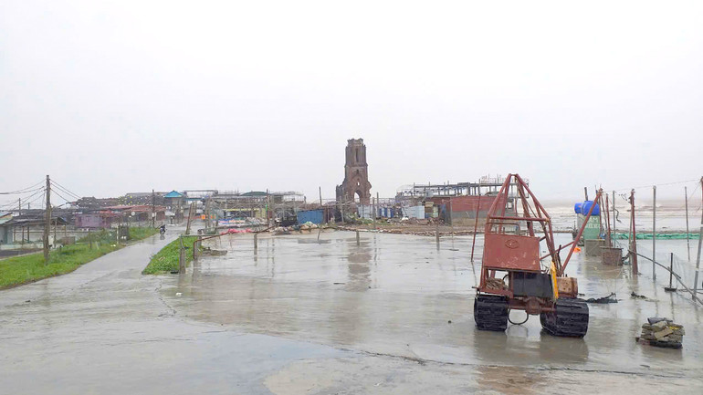 Điểm du lịch Nhà thờ đổ thuộc địa phận xã Hải Lý, huyện Hải Hậu, Nam Định vắng bóng người do chính quyền đã yêu cầu người dân di dời trước đó. (Ảnh: XUÂN TRƯỜNG) Điểm du lịch Nhà thờ đổ thuộc địa phận xã Hải Lý, huyện Hải Hậu, Nam Định vắng bóng người do chính quyền đã yêu cầu người dân di dời trước đó. (Ảnh: XUÂN TRƯỜNG)