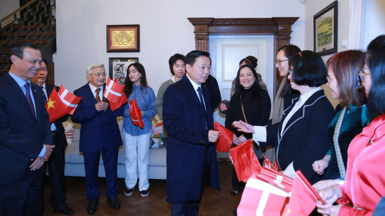 Cán bộ, nhân viên Đại sứ quán và đại diện cộng đồng người Việt tại Đan Mạch chào đón Phó Thủ tướng Trần Hồng Hà. (Ảnh: VGP)