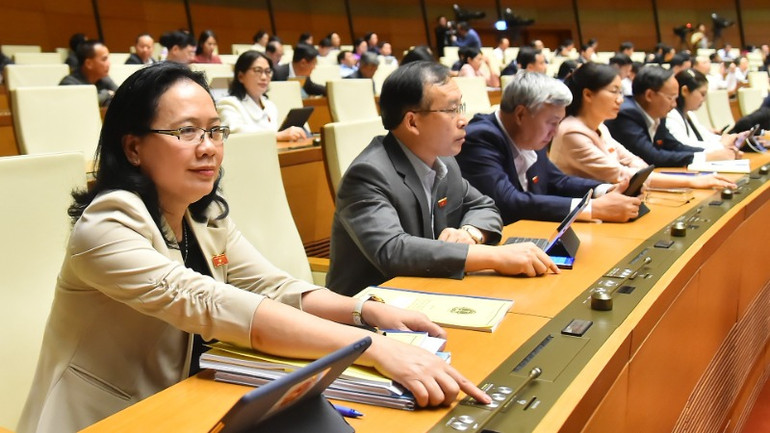 Các đại biểu tiến hành biểu quyết thông qua Luật Quy hoạch đô thị và nông thôn. (Ảnh: THỦY NGUYÊN)