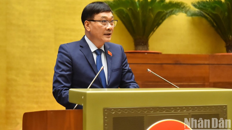 Chủ nhiệm Ủy ban Kinh tế của Quốc Hội Vũ Hồng Thanh trình bày Báo cáo tiếp thu, giải trình và chỉnh lý dự thảo Luật Quy hoạch đô thị và nông thôn. (Ảnh: THỦY NGUYÊN)
