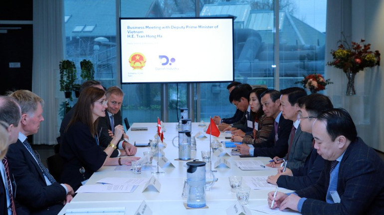 Phó Thủ tướng Trần Hồng Hà làm việc với lãnh đạo Liên đoàn Công nghiệp Đan Mạch. (Ảnh: VGP)