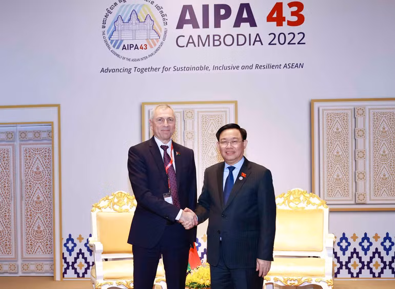 Chủ tịch Quốc hội Vương Đình Huệ gặp Phó Chủ tịch Hạ viện Belarus Valery Mitskevich. (Ảnh: Doãn Tấn/TTXVN)