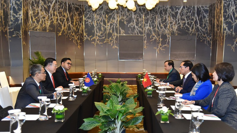 Phó Thủ tướng Chính phủ, Bộ trưởng Ngoại giao Bùi Thanh Sơn gặp Tổng Thư ký ASEAN Kao Kim Hourn.