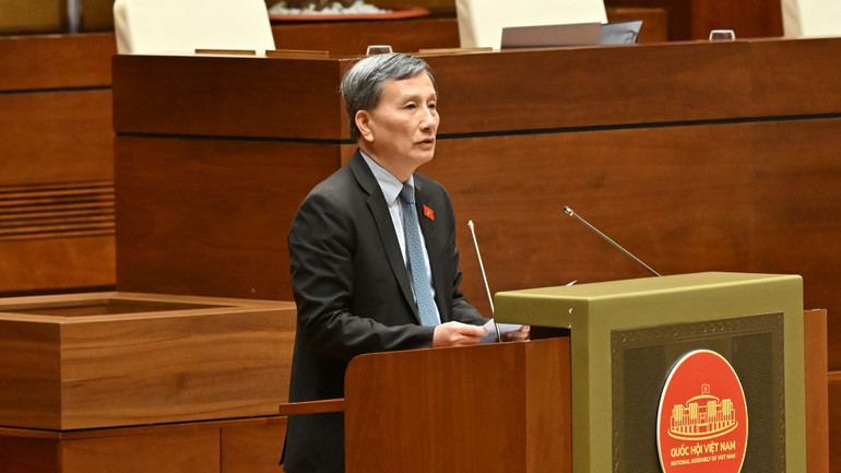 Chủ nhiệm Ủy ban Khoa học, Công nghệ và Môi trường của Quốc hội Lê Quang Huy trình bày báo cáo thẩm tra.