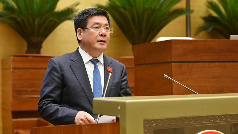 Bộ trưởng Công thương Nguyễn Hồng Diên trình bày tờ trình.