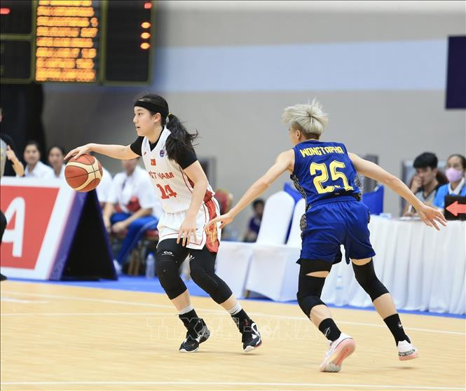 Pha lên bóng của Trương Thảo Vy (số 14) trong trận đấu với Thái Lan. (Ảnh: TTXVN)