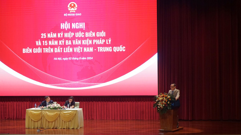 Trưởng ban Đối ngoại Trung ương Lê Hoài Trung phát biểu tại hội nghị. (Ảnh: TRUNG HƯNG)