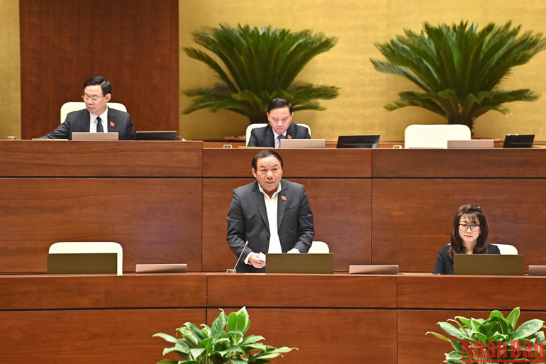 Bộ trưởng Văn hóa, Thể thao và Du lịch Nguyễn Văn Hùng giải trình một số vấn đề đại biểu Quốc hội nêu. (Ảnh: ĐĂNG KHOA)