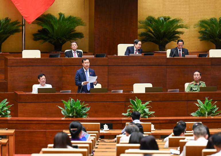 Chủ nhiệm Ủy ban Quốc phòng và An ninh của Quốc hội Lê Tấn Tới phát biểu giải trình, làm rõ một số vấn đề đại biểu Quốc hội nêu. (Ảnh: DUY LINH)