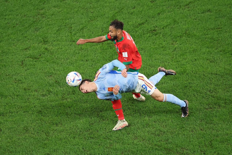 Gavi bay người để tranh bóng trong pha tranh chấp với Boufal. (Ảnh: FIFA)