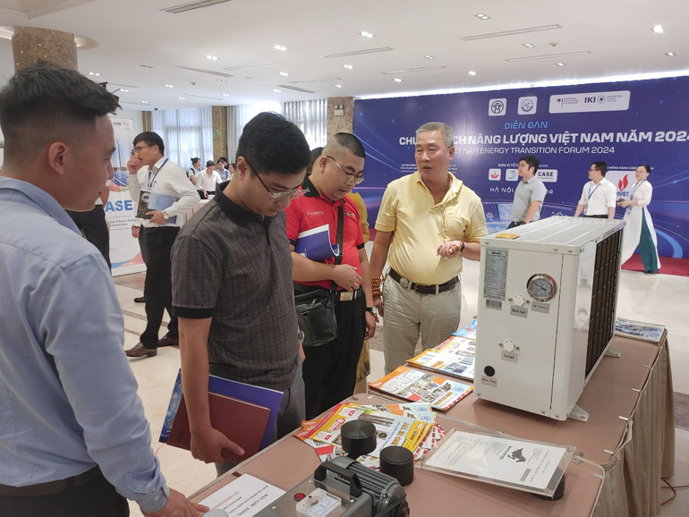 Tham quan các mô hình công nghệ mới, tiết kiệm năng lượng bên lề diễn đàn. (Ảnh: TRUNG HƯNG)