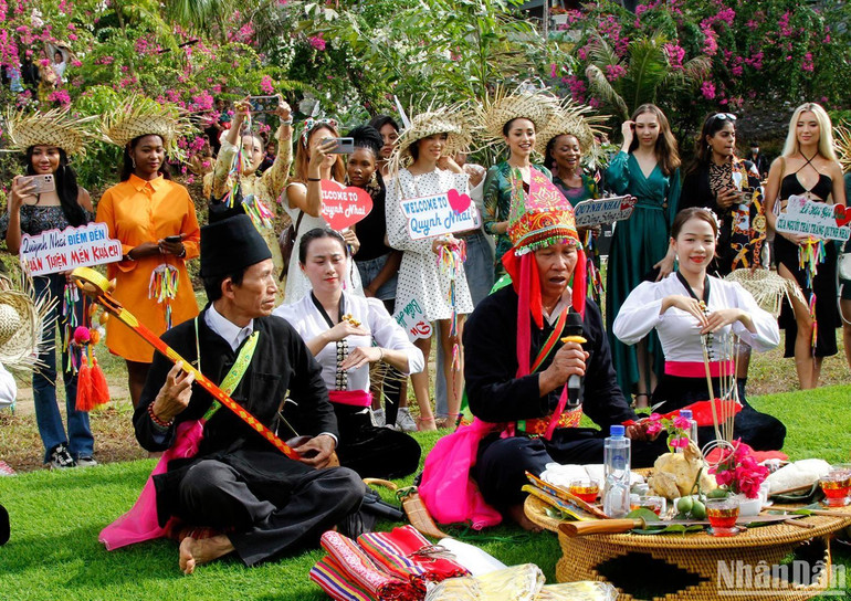 Các thí sinh hoa hậu Du lịch thế giới trải nghiệm nghi lễ gội đầu tại huyện Quỳnh Nhai.