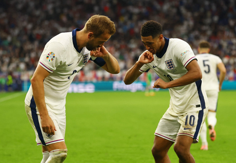 Harry Kane ăn mừng bàn thắng cùng đồng đội Jude Bellingham. (Ảnh: Reuters) Harry Kane ăn mừng bàn thắng cùng đồng đội Jude Bellingham. (Ảnh: Reuters)