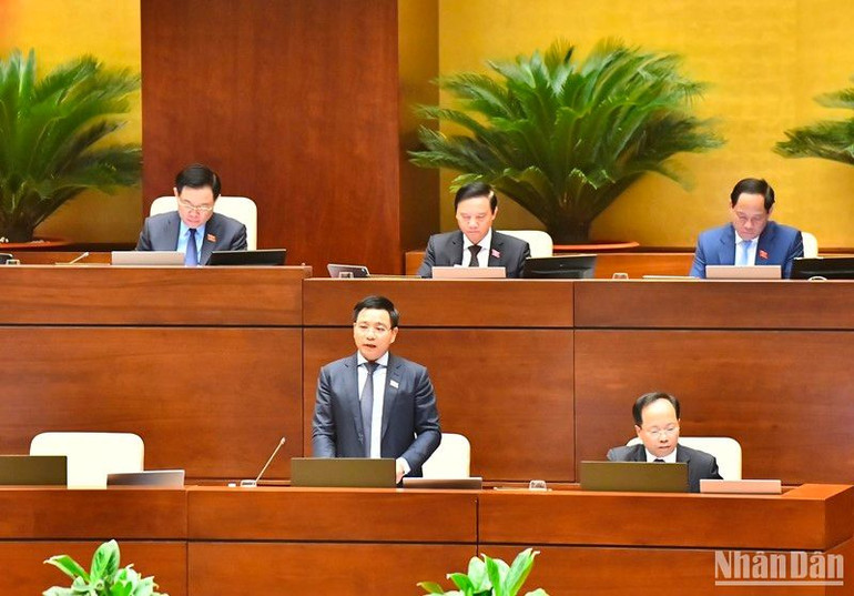 Bộ trưởng Nguyễn Văn Thắng trả lời chất vấn của các đại biểu Quốc hội. (Ảnh: ĐĂNG KHOA)