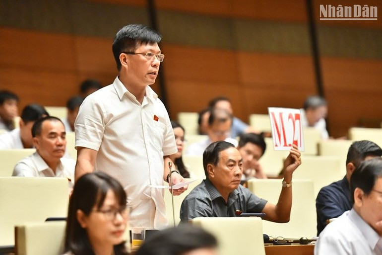 Đại biểu Lý Văn Huấn (Thái Nguyên) phát biểu tranh luận với Bộ trưởng Nguyễn Văn Thắng. (Ảnh: ĐĂNG KHOA)