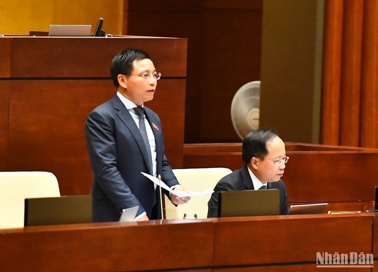 Bộ trưởng Nguyễn Văn Thắng trả lời chất vấn của các đại biểu Quốc hội. (Ảnh: ĐĂNG KHOA)