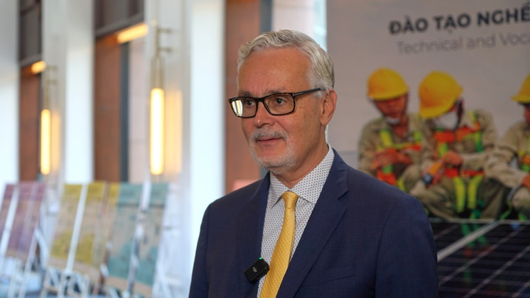 TS Guido Hildner, Đại sứ Cộng hòa Liên bang Đức tại Việt Nam chia sẻ với báo giới bên lề hội thảo. (Ảnh: TRUNG HƯNG)