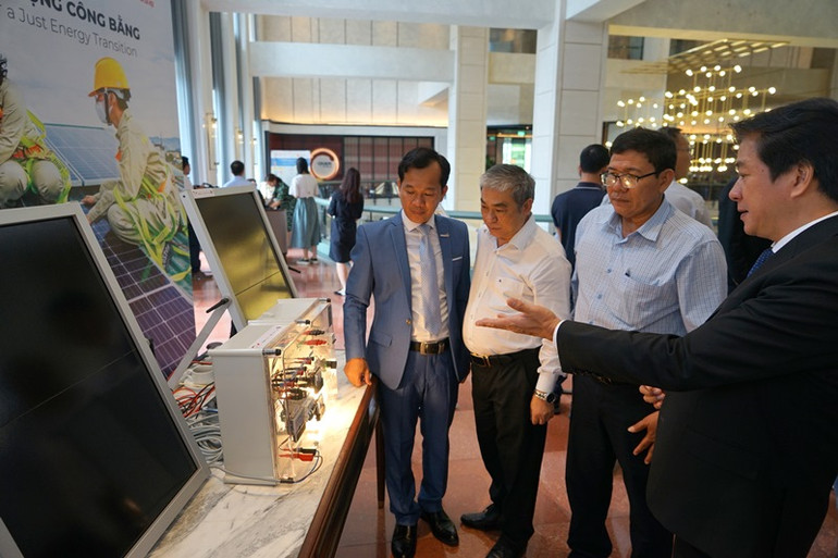 Các đại biểu tham quan mô hình chuyển đổi năng lượng trưng bày bên lề hội thảo. (Ảnh: TRUNG HƯNG)
