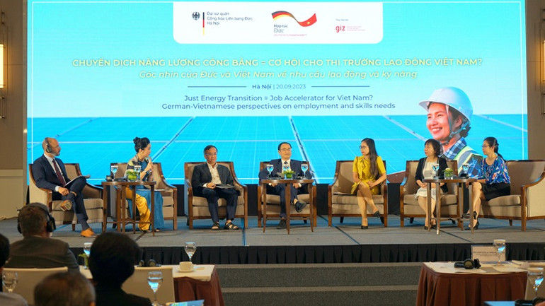 Các chuyên gia trong và ngoài nước trong phiên thảo luận về khai thác tiềm năng của chuyển dịch năng lượng và việc làm công bằng ở Việt Nam. (Ảnh: TRUNG HƯNG)
