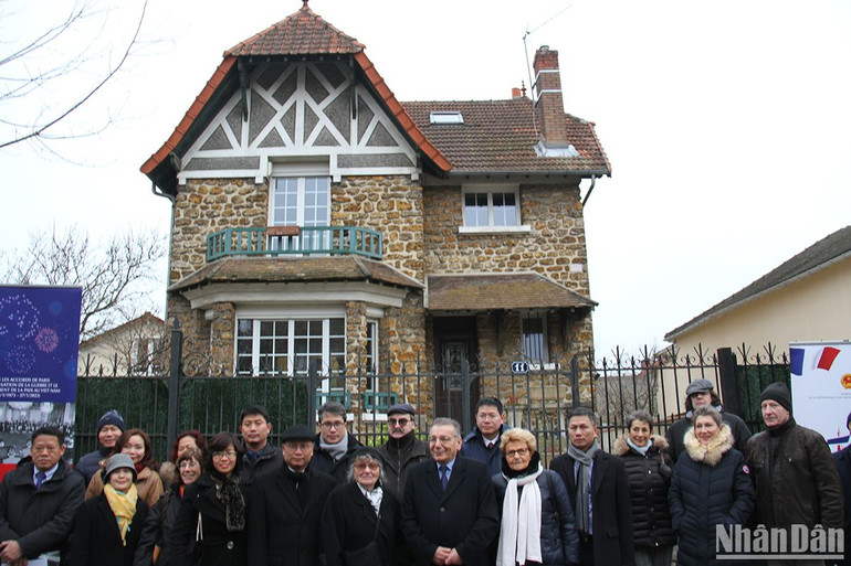 Thăm ngôi nhà ở số 11, phố Darthé tại thành phố Choisy-le-Roi, nơi diễn ra đàm phán bí mật giữa Cố vấn đặc biệt Lê Đức Thọ và Cố vấn an ninh quốc gia Mỹ Henry Kissinger.