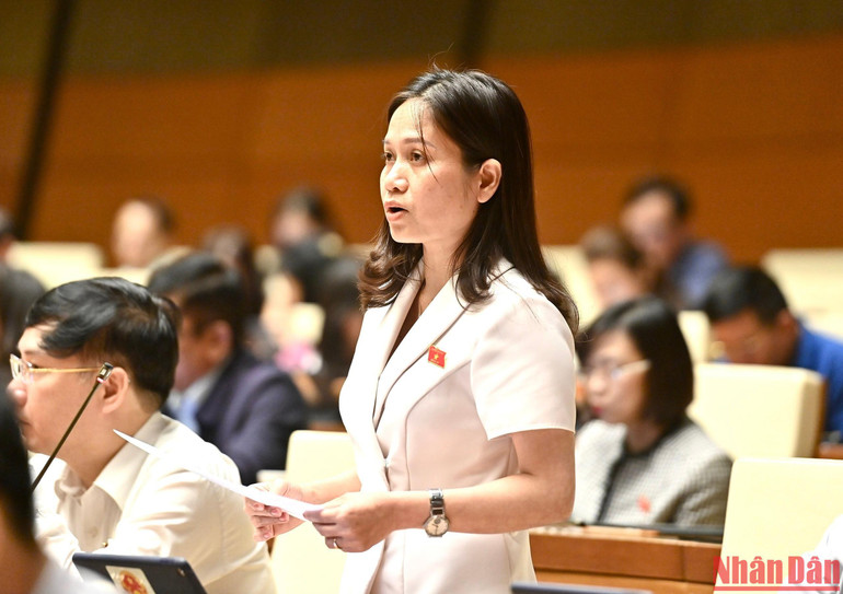 Đại biểu Siu Hương (Gia Lai) phát biểu tại phiên thảo luận. (Ảnh: ĐĂNG KHOA)