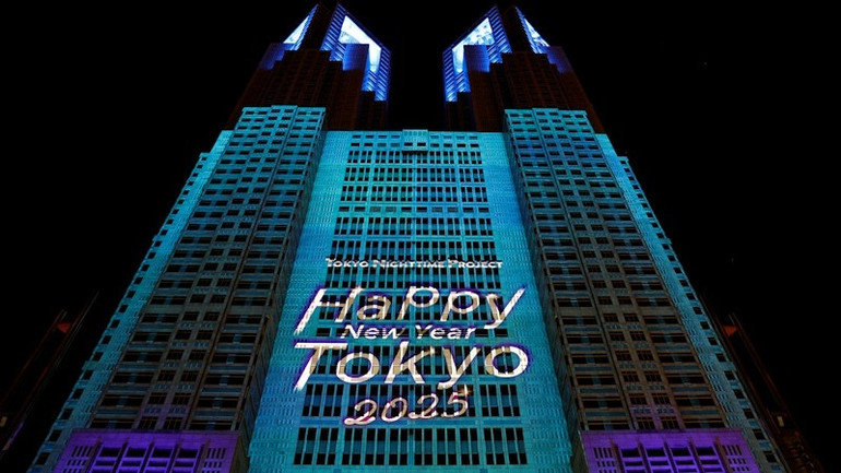 Một bản đồ chiếu hiển thị trên bề mặt tòa nhà Chính quyền đô thị Tokyo vào đêm giao thừa, Tokyo, Nhật Bản, ngày 31/12/2024. (Ảnh: Reuters)