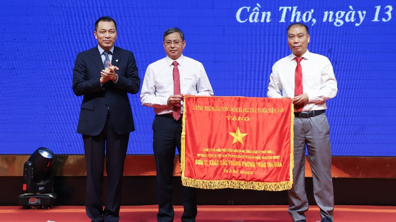Chủ tịch EVN tặng cờ thi đua cho đơn vị thuộc Genco 2. Chủ tịch EVN tặng cờ thi đua cho đơn vị thuộc Genco 2.
