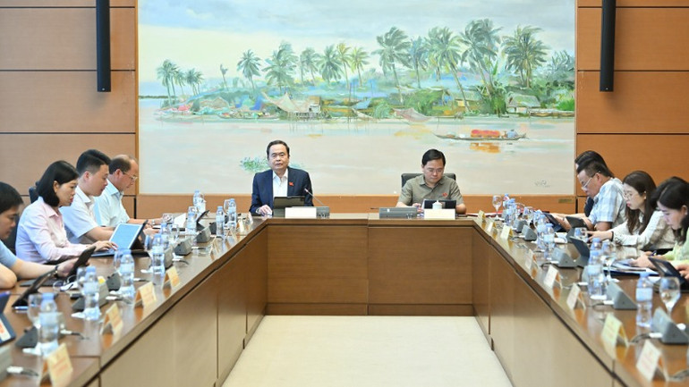 Quang cảnh phiên thảo luận tổ. (Ảnh: THỦY NGUYÊN)