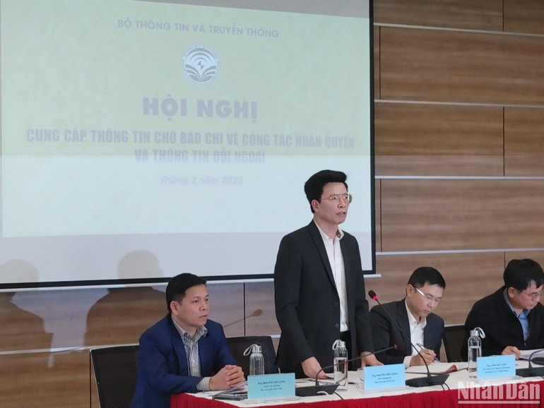 Ông Nguyễn Tiến Trọng, Phó Trưởng Ban Tôn giáo Chính phủ phát biểu tại lễ ra mắt Sách trắng. (Ảnh: TRUNG HƯNG)