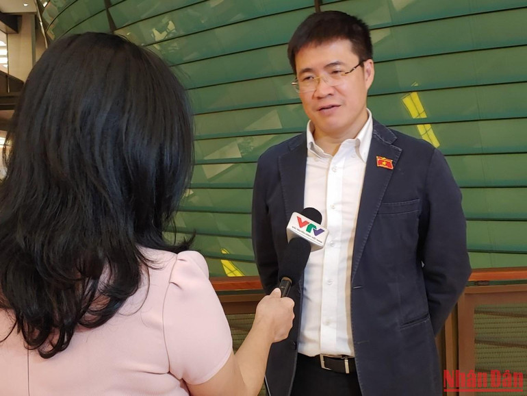 Đại biểu Hoàng Minh Hiếu (Nghệ An) trao đổi bên hành lang Quốc hội. (Ảnh: TRUNG HƯNG)