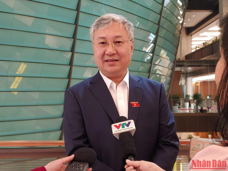 Đại biểu Trần Văn Lâm (Bắc Giang) trao đổi bên hành lang Quốc hội. (Ảnh: TRUNG HƯNG)