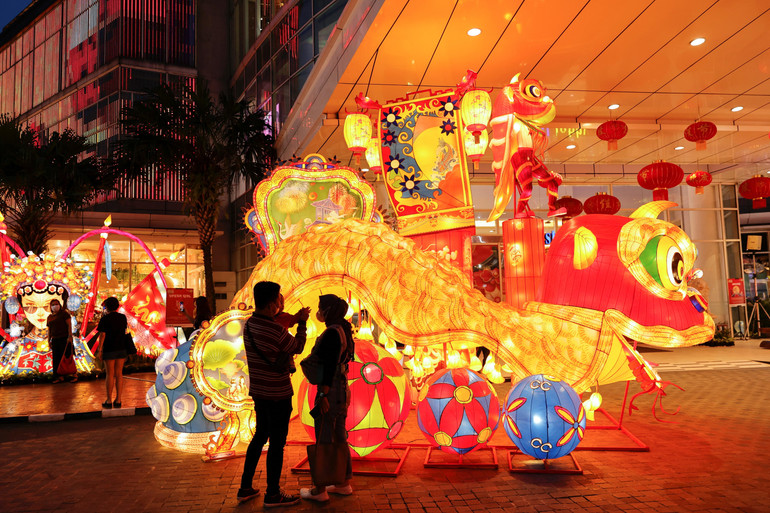 Đèn lồng rực rỡ mừng Tết Nguyên đán tại trung tâm mua sắm Living World ở Nam Tangerang, ngoại ô Jakarta, Indonesia. (Ảnh: Reuters)
