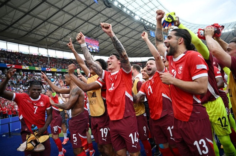 Các cầu thủ Thụy Sĩ ăn mừng sau khi vượt qua Italia để giành vé vào tứ kết. (Ảnh: Reuters)