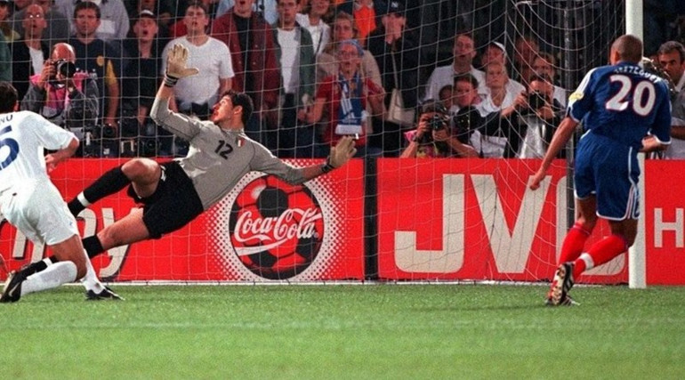 Khoảnh khắc David Trezeguet ghi bàn thắng vàng giúp Pháp vượt qua Italia ở chung kết EURO 2000. (Ảnh: EURO 2024) Khoảnh khắc David Trezeguet ghi bàn thắng vàng giúp Pháp vượt qua Italia ở chung kết EURO 2000. (Ảnh: EURO 2024)